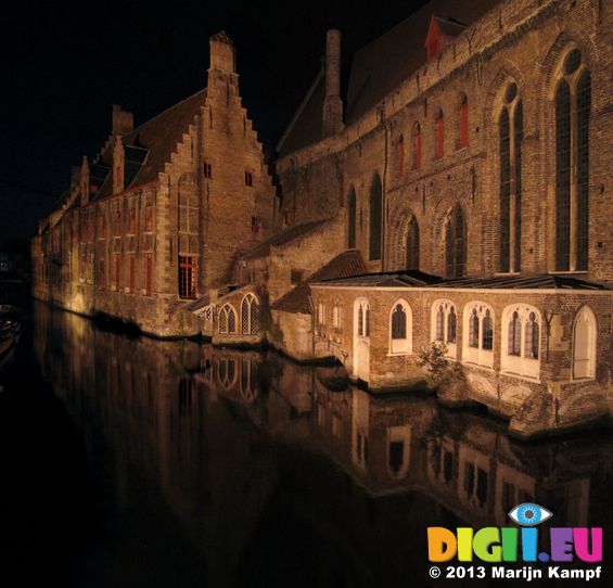 SX30169-70 Memling in Sint-Jan church at night